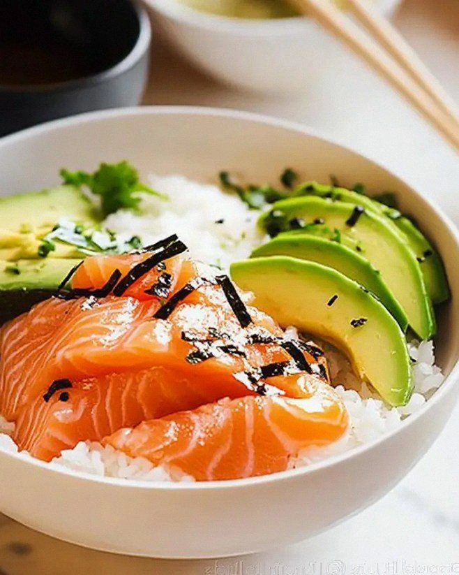 Aburi Salmon with Avocado and Rice: A Tasty Delight!