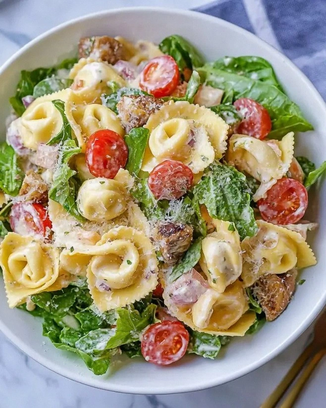 Cheesy Tortellini Caesar Salad: A Delicious Twist!