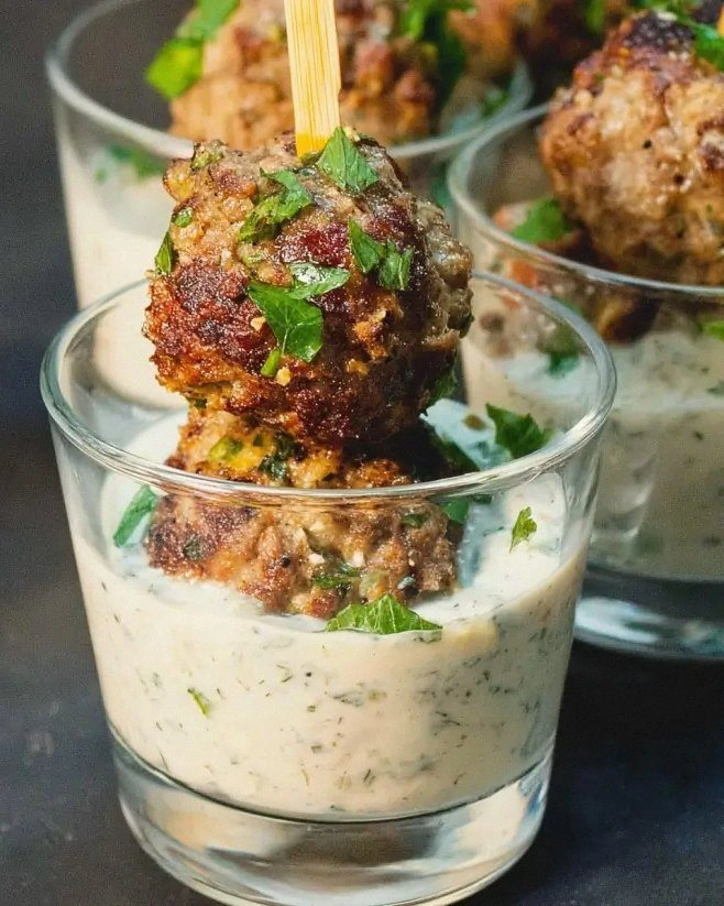 Mediterranean Meatball Appetizer with Tzatziki Sauce: Discover the Perfect Recipe!